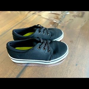 Kids shoes/ sneakers